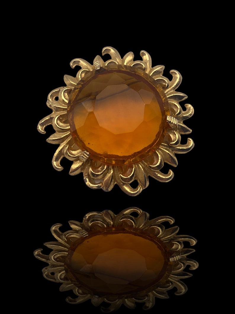 1950 flower/sun figural Brooch large faceted crystal amber in a gold open petals frame unsigned Sphinx vintage quality Art.679/4 image 1
