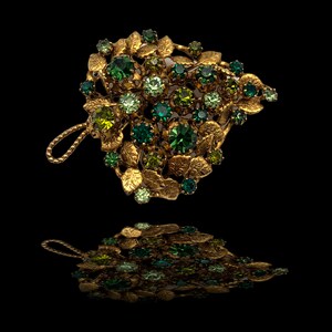 Grandiose 1950s ancient brooch, large leaf illuminated by bright emerald crystalsart.475/2 imagem 6
