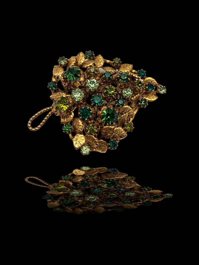 Grandiose 1950s ancient brooch, large leaf illuminated by bright emerald crystalsart.475/2 image 6