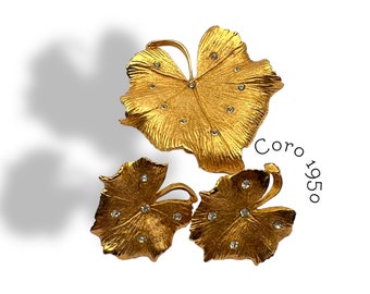 Gorgeous Coro Vintage rich Gold Tone jeweled waterlily leaves  clear Rhinestone Brooch and Screw Back Earring Set - Art.127/7