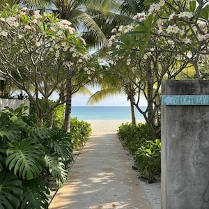 Reclaimed Wood Beach Path Arrow Sign: Weathered Coastal Decor