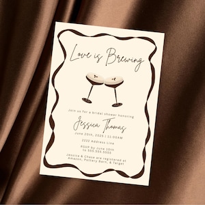 Könnte beinhalten: Brautparty-Einladung mit dem Text "Love is Brewing" und dem Namen "Jessica Thomas". Die Einladung zeigt zwei Champagnergläser und einen dekorativen Rahmen. Details umfassen Datum, Uhrzeit, Adresse und RSVP-Informationen.