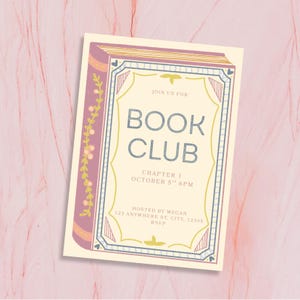 Op de afbeelding: Een cr&egrave;mekleurige uitnodiging voor een boekenclub met een roze en gouden rand. De uitnodiging luidt "Doe mee met de boekenclub, hoofdstuk 1, 5 oktober, 18.00 uur." De uitnodiging wordt gehost door Megan.