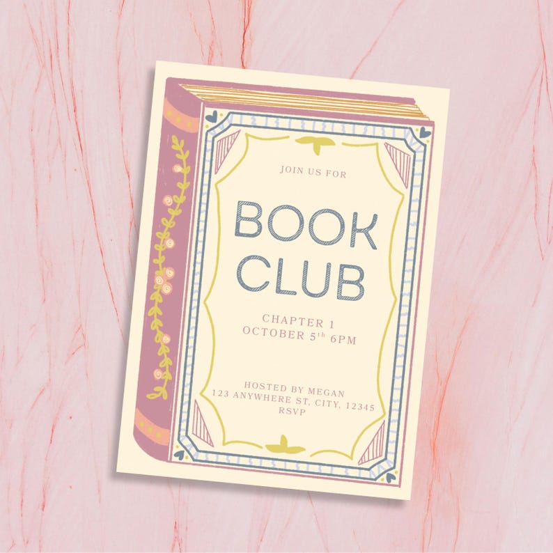 Op de afbeelding: Een cr&egrave;mekleurige uitnodiging voor een boekenclub met een roze en gouden rand. De uitnodiging luidt "Doe mee met de boekenclub, hoofdstuk 1, 5 oktober, 18.00 uur." De uitnodiging wordt gehost door Megan.