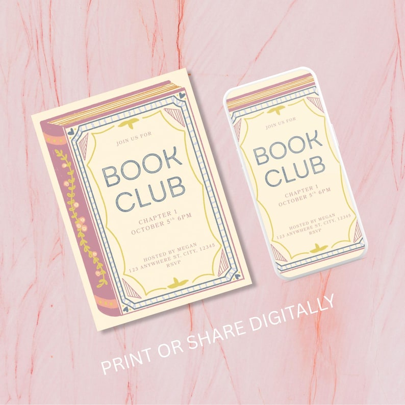 Op de afbeelding: Twee cr&egrave;mekleurige Book Club-uitnodigingen met een boekontwerp. De uitnodigingen hebben de tekst "BOOK CLUB" en evenementdetails. De uitnodigingen staan op een roze marmeren achtergrond. De tekst "PRINT OR SHARE DIGITALLY" staat onderaan.