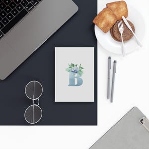 Diario de tapa dura con la letra inicial B: un bonito regalo de papelería para la vuelta al cole para adolescentes y mujeres. Incluye diario y libreta personalizada.