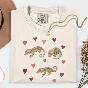 T-shirt Comfort Colors® Gecko à crête en forme de cœur, T-shirt Gecko à crête, Illustration Gecko à crête, Cadeau pour propriétaire de gecko, Cadeau pour amoureux des reptiles, T-shirt Lézard mignon