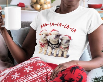 T-shirt en coton Caroling Christmas Lambs pour femmes, coupe ajustée, moutons festifs portant des chandails moche pour les fêtes de fin d'année, taille XS - 5XL