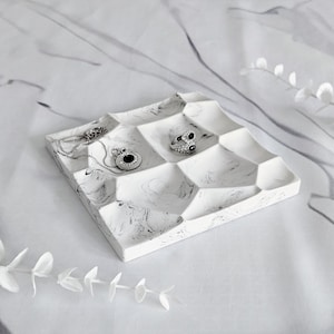 Decorative tray Catch all tray Ring dish Ring holder Minimalist tray Jewelry organizer Jewelry display Jewelry tray Small jewelry dish