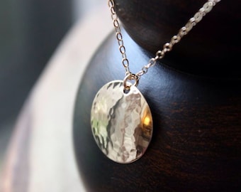 Collar grande de disco martillado "Soleil" - Oro laminado de 14 quilates