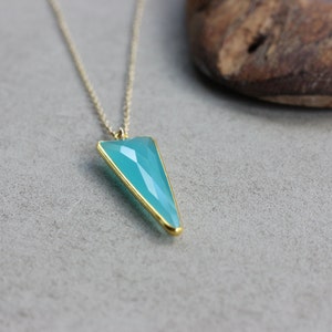 Collier à pendentif triangle calcédoine bleu turquoise - Goldfilled 14 carats