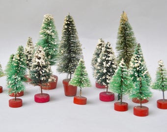 16 Antique Bottle Brush Christmas Trees . Red Wood Bases . Nice Lot Of Trees