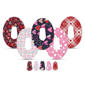 Puede incluir: Una colección de cinco objetos decorativos de forma ovalada con patrones de corazones en varios colores, incluyendo rojo, rosa y azul. Los diseños presentan corazones y patrones de cuadros. Debajo, cinco objetos más pequeños a juego.