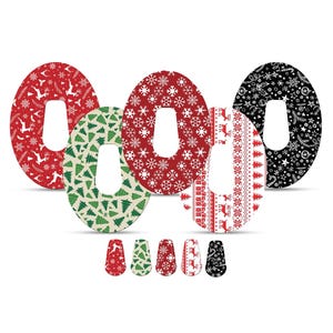 Op de afbeelding: Een verzameling kerstthema decoratieve stickers. De stickers tonen verschillende feestelijke patronen, waaronder sneeuwvlokken, rendieren en kerstbomen, in rood, groen en zwart. De ontwerpen worden herhaald op kleinere stickers hieronder.