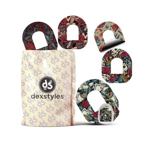 Puede incluir: Un paquete de productos Dexstyles con varios parches adhesivos estampados. Los parches presentan diseños de estilo tatuaje con rosas, calaveras y serpientes. El paquete tiene el logotipo de Dexstyles y patrones repetidos.