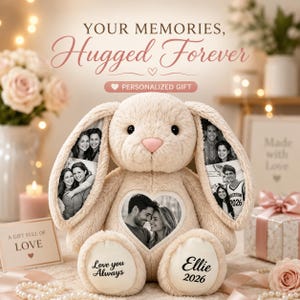 Op de afbeelding: Een beige pluche konijn met zwart-wit fotoprints op de lange oren en een hartvormige foto op de borst. De voeten zijn geborduurd met de tekst Love you Always en Ellie 2026. Het knuffeldier heeft een zachte textuur en een roze neus.