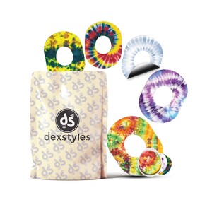 Puede incluir: Un paquete beige de productos Dexstyles con varios diseños tie-dye en colores amarillo, rojo, azul, morado y verde. El paquete tiene el logotipo de Dexstyles y patrones repetidos.