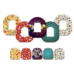 Puede incluir: Un conjunto de pegatinas decorativas con un diseño recortado. Las pegatinas presentan varios patrones temáticos de vacaciones, incluyendo motivos navideños, copos de nieve y el texto "Happy New Year". La paleta de colores incluye rojo, dorado, verde y amarillo.