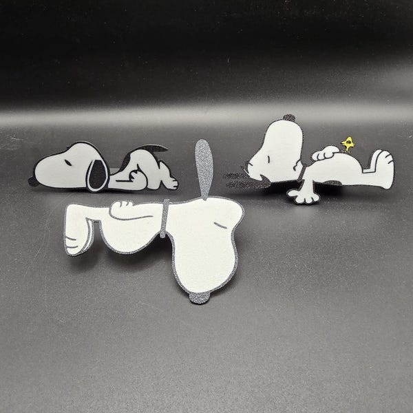 Snoopy allongé sur les choses. Lot de trois imprimés en 3D