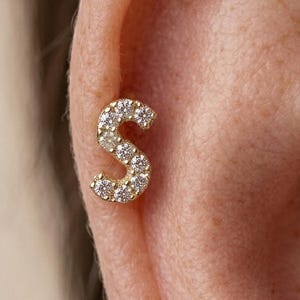 14K Solid Gold Initial Piercing, kleiner Buchstabe Knorpel Helix Tragus Stud