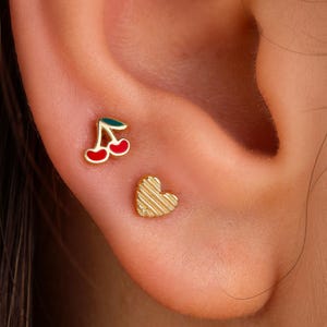 14K massivt guld körsbärsörhänge, hjärtpiercing för tragus, helix, brosk, platt baksida örhänge