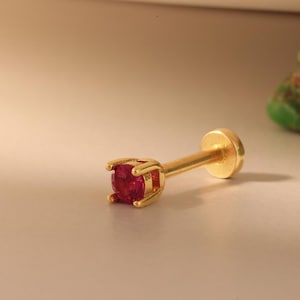 Piercing redondo em ouro maciço 14K com rubi • Brinco solitário de cartilagem calibre 18 • Brinco hipoalergênico • Joia com pedra de nascimento de julho