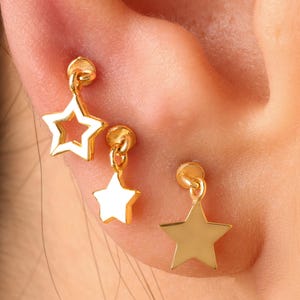 Può includere: Un cartello in legno rustico bianco con la scritta "Welcome" in stile handwritten. Il cartello presenta un aspetto invecchiato e un elemento floreale decorativo. Lo sfondo è una texture di legno sfocata.