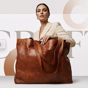 Könnte beinhalten: Eine große cognacfarbene Ledertasche mit zwei Schulterriemen und einer Vordertasche. Die Tasche hat eine glatte, strukturierte Oberfläche und ist vor einem grafischen Hintergrund mit dem Text "Cognac Bag" und "NEXTLEVEL" abgebildet.