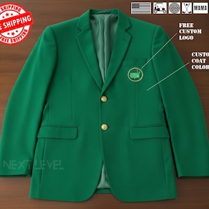 Puede incluir: Un blazer verde con botones dorados y un emblema en el bolsillo. El blazer tiene un diseño clásico con un corte a medida. El texto "FREE CUSTOM LOGO" y "CUSTOM COAT COLOR" son visibles. El blazer es un producto Next Level.