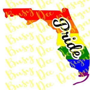 Könnte beinhalten: Eine Umrisszeichnung des Bundesstaates Florida in den Farben der Regenbogen-Pride-Flagge. Das Wort "Pride" ist in schwarzer Kursivschrift über die Flagge geschrieben.
