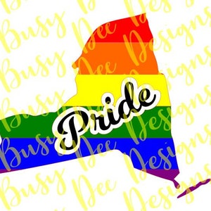 Puede incluir: Un contorno del estado de Nueva York en los colores de la bandera del orgullo arcoíris. La palabra "Orgullo" está escrita en letras cursivas negras en la franja amarilla.