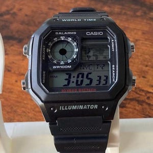 Pu&ograve; includere: Un orologio digitale Casio nero con cinturino in resina nera. Il quadrante dell'orologio ha un display digitale che mostra l'ora, la data e il giorno della settimana. L'orologio ha anche una funzione di ora mondiale, 5 allarmi e un illuminatore.