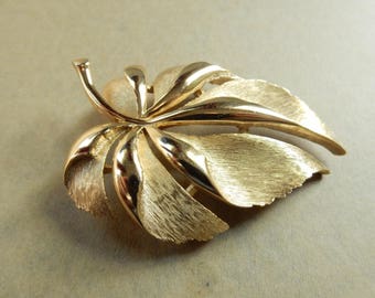 Vintage Signed Crown Trifari Gold Tone Textured Leaf Brooch