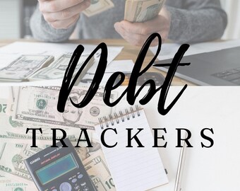 Puede incluir: Primer plano de una calculadora, una libreta y un bolígrafo sobre una mesa cubierta de billetes de dólar estadounidense. El texto "Debt Trackers" está escrito en negro sobre fondo blanco.
