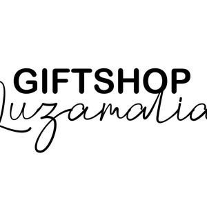 Puede incluir: Logotipo en blanco y negro para una tienda de regalos llamada "Luzamalia Giftshop"