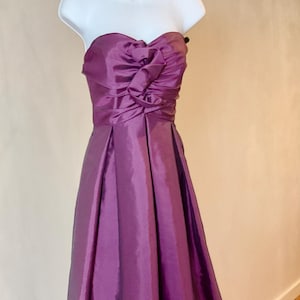 【Karen Millen】モノ テクスチャーストラップレス プロムドレス パープルのプロムドレス、ヴィンテージのストラップレスのプロム