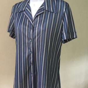 70er Kurzarm Nylon blau gestreifte Sears Bluse für Frauen.