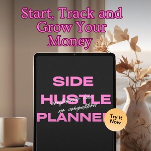 Può includere: Un tablet digitale mostra il testo "Start, Track and Grow Your Money" e "SIDE HUSTLE PLANNER". Il testo è in rosa e bianco su sfondo nero. È visibile un pulsante "Try It Now". Una tazza e un vaso con fiori sono sullo sfondo.