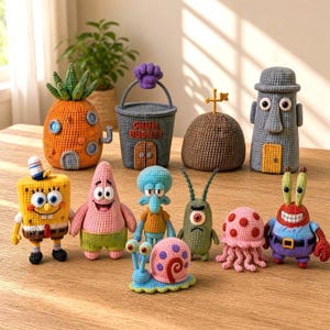 Può includere: Una collezione di figure e strutture all'uncinetto che include una casa a forma di ananas, un secchio grigio con l'etichetta CHUM BUCKET, una cupola marrone, una testa di pietra grigia, una spugna gialla, una stella marina rosa, un calamaro blu, un ciclope verde, una lumaca e un granchio.