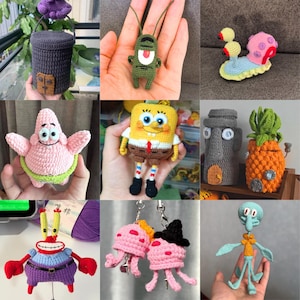 Könnte beinhalten: Eine Sammlung von neun handgefertigten Häkelfiguren, inspiriert von SpongeBob Schwammkopf-Charakteren, darunter Patrick Star, SpongeBob, Thaddäus, Mr. Krabs, Plankton, Gary die Schnecke und Quallen, sowie gehäkelte Versionen der Ananas- und Steinhaus-Behausungen.