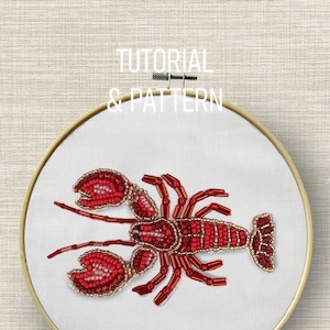 以下が含まれることがあります： 赤いビーズで刺繍されたロブスターの刺繍枠アートプロジェクト。枠の上に「TUTORIAL & PATTERN」の文字があります。