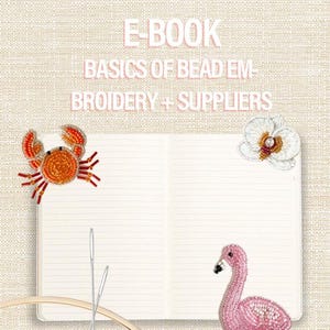Puede incluir: Un cuaderno abierto con el texto "E-BOOK BASICS OF BEAD EMBROIDERY + SUPPLIERS". La imagen presenta diseños de cangrejo, flamenco y flor con cuentas. También se ven dos agujas y un bastidor de bordado de madera.