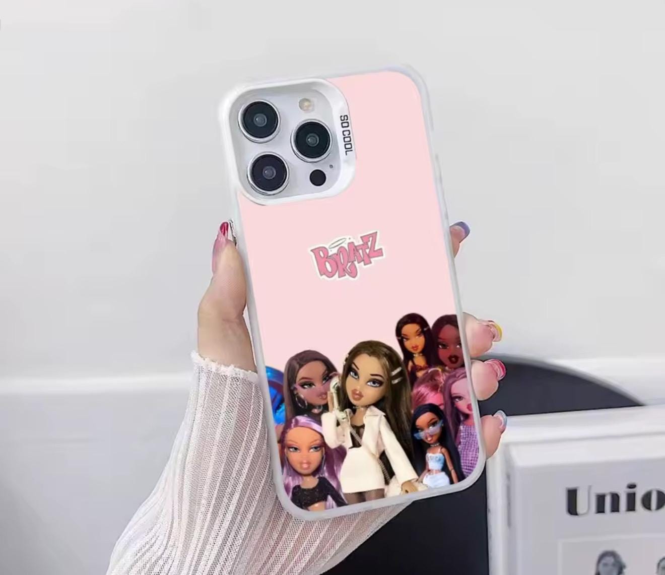 【新品】【未使用】Bratz Cloe ホワイトiPhoneケース 新品】【未使用】Bratz Cloe ホワイトiPhoneケース