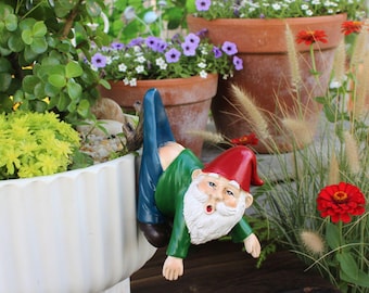 Decoración de maceta con forma de gnomo colgante, estatua de jardín de resina, adorno en pose divertida.
