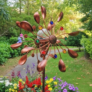 Molinillo de viento de metal colorido para jardín: decoración exterior con energía solar y detalles de joyas.