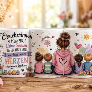 Könnte beinhalten: Ein weißer Keramikbecher mit einer bunten Illustration einer Person mit Dutt, die mit vier Kindern sitzt. Der Becher enthält den deutschen Text: Erzieherinnen pflanzen kleine Samen, die ein Leben lang wachsen und HERZEN für immer berühren.
