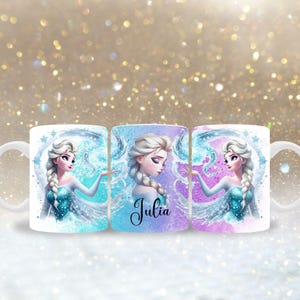 Può includere: Tazza in ceramica bianca con un design a tema principessa nei toni del blu e del viola. Il design presenta una principessa con una pettinatura a trecce e il nome "Julia" è scritto sulla tazza.