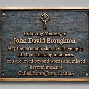 Op de afbeelding: Een rechthoekige bronzen gedenkplaat met een donkere, getextureerde afwerking en een verhoogde rand. Het bevat een Keltisch kruis aan de bovenkant en de tekst: In Loving Memory of John David Broughton, May the moments shared with you give life to everlasting memories. You are loved beyond words and missed beyond measure. Called home June 12 2025.
