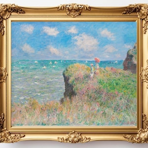 Könnte beinhalten: Ein gerahmtes Gemälde, das eine Meereslandschaft mit einer felsigen Klippe, einem Paar unter einem roten Schirm und Segelbooten in der Ferne zeigt. Das Gemälde ist im Stil des Impressionismus gehalten, mit sichtbaren Pinselstrichen und einem Fokus auf Licht und Farbe.