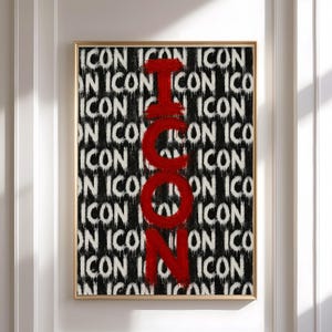 Può includere: Un'opera d'arte murale rettangolare in una cornice dorata con uno sfondo nero su cui è ripetuta la parola ICON in lettere bianche, usurate e gocciolanti. Un grande ICON rosso, in grassetto e verticale, è centrato sul motivo pittorico.